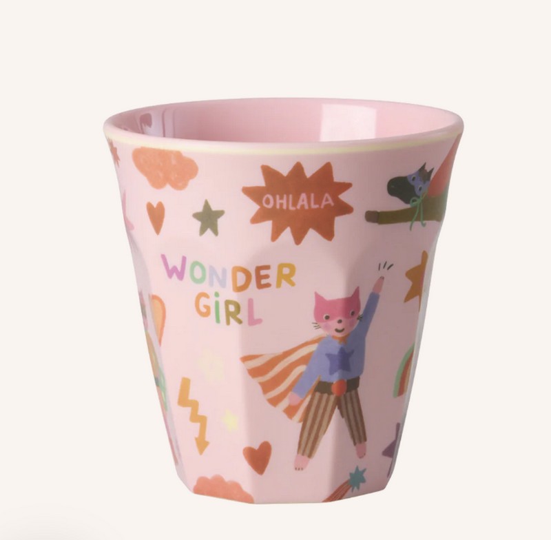 Bicchiere acqua in melamina decorato con supereroi su fondo rosa